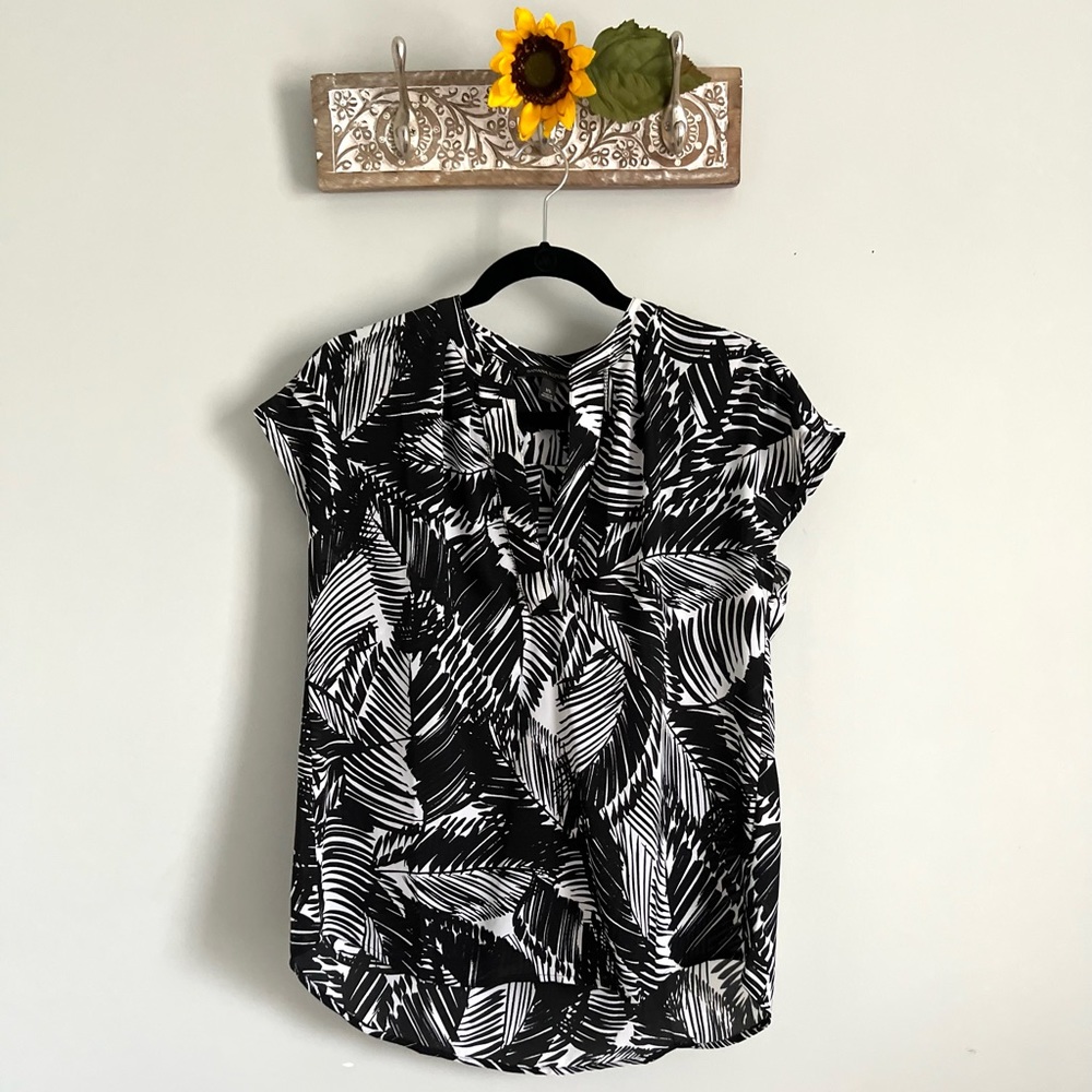 BANANA REPUBLIC Women’s Black and White Palm Leaf V-Neck Blouse-Size XS